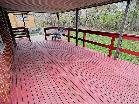 4th image of 990 Covedale Ave