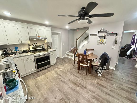 3rd image of 305 Oak St