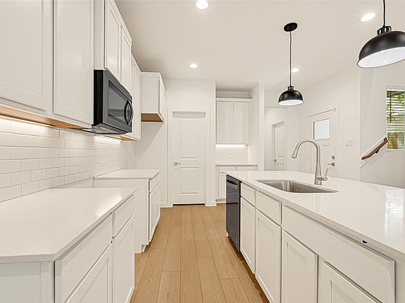 3rd image of 3225 Dennis St