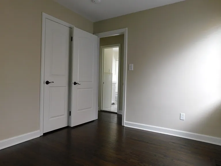 1524 Emmons Ave — Photo 9