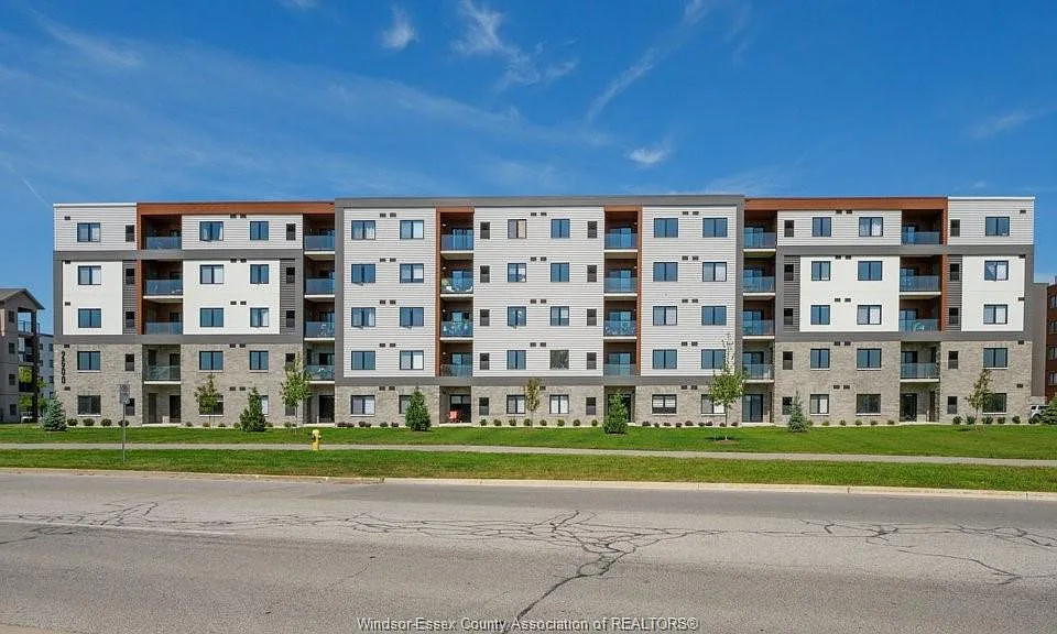 2600 Sandwich West Pkwy #204