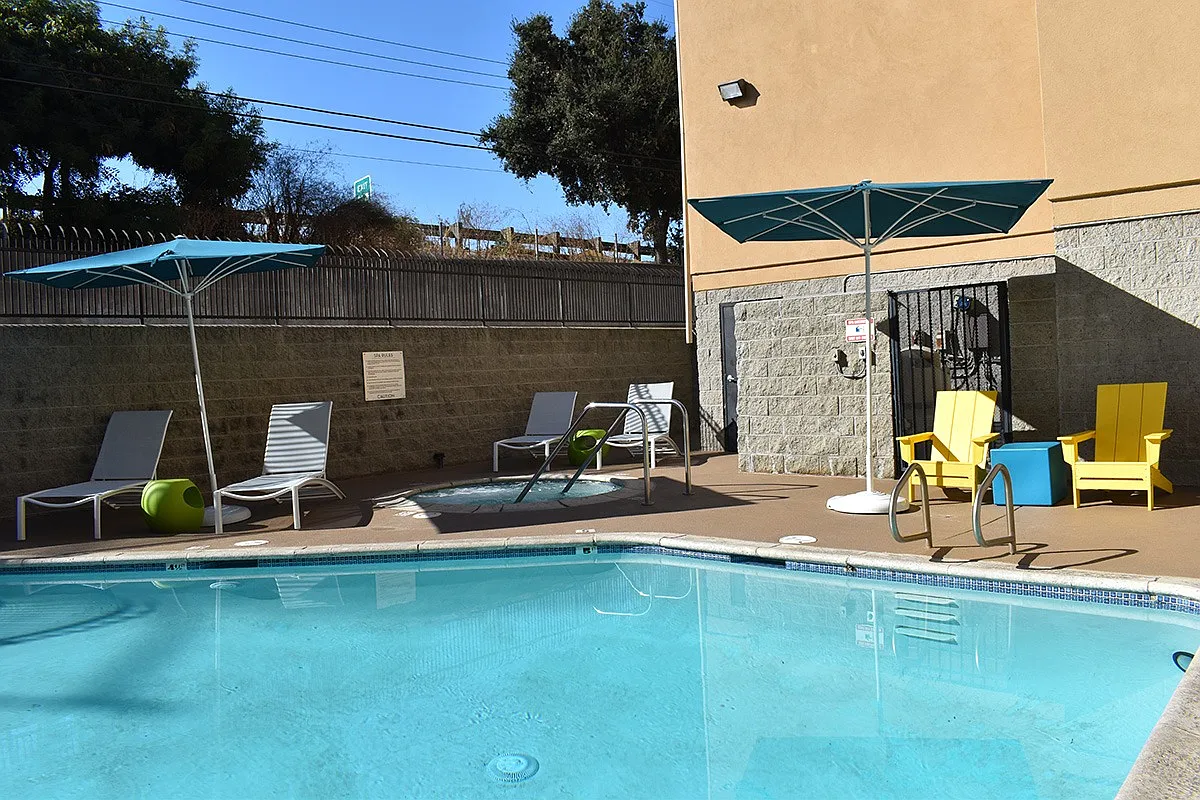 Encino Palms Apartments — Photo 3