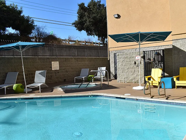 Encino Palms Apartments — Photo 3