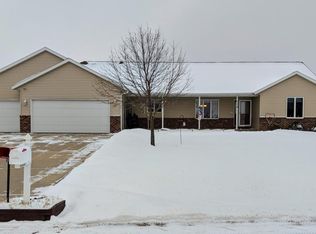 110 Sunset Dr, Caledonia, MN 55921