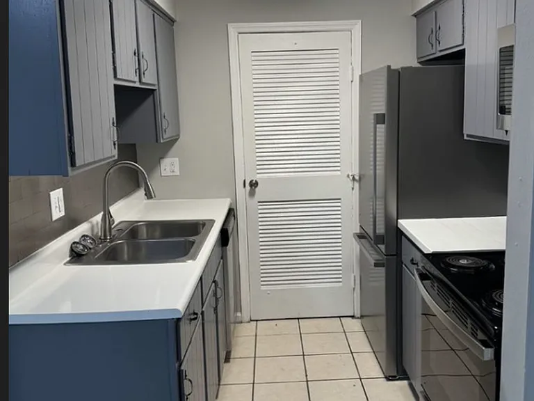 Silver Rock Avenue Apartments — Photo 20