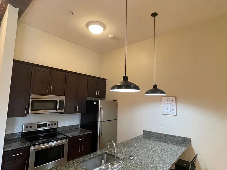 1 Bedroom 1 Bathroom Luxury Apartment in Cohoes — Photo 20