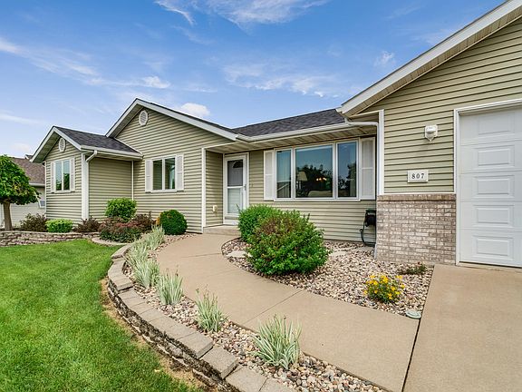 2nd image of 807 Oakwood Dr