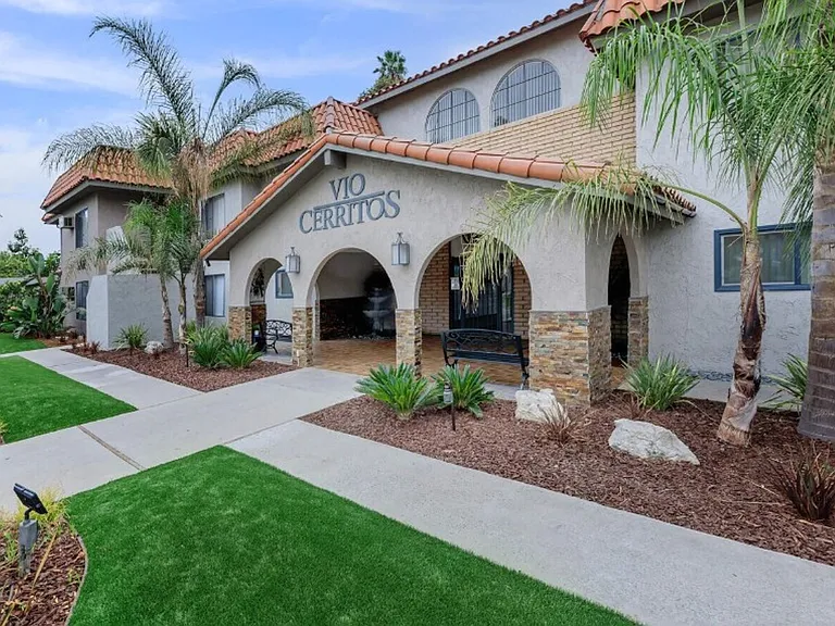 Vio Cerritos — Photo 17