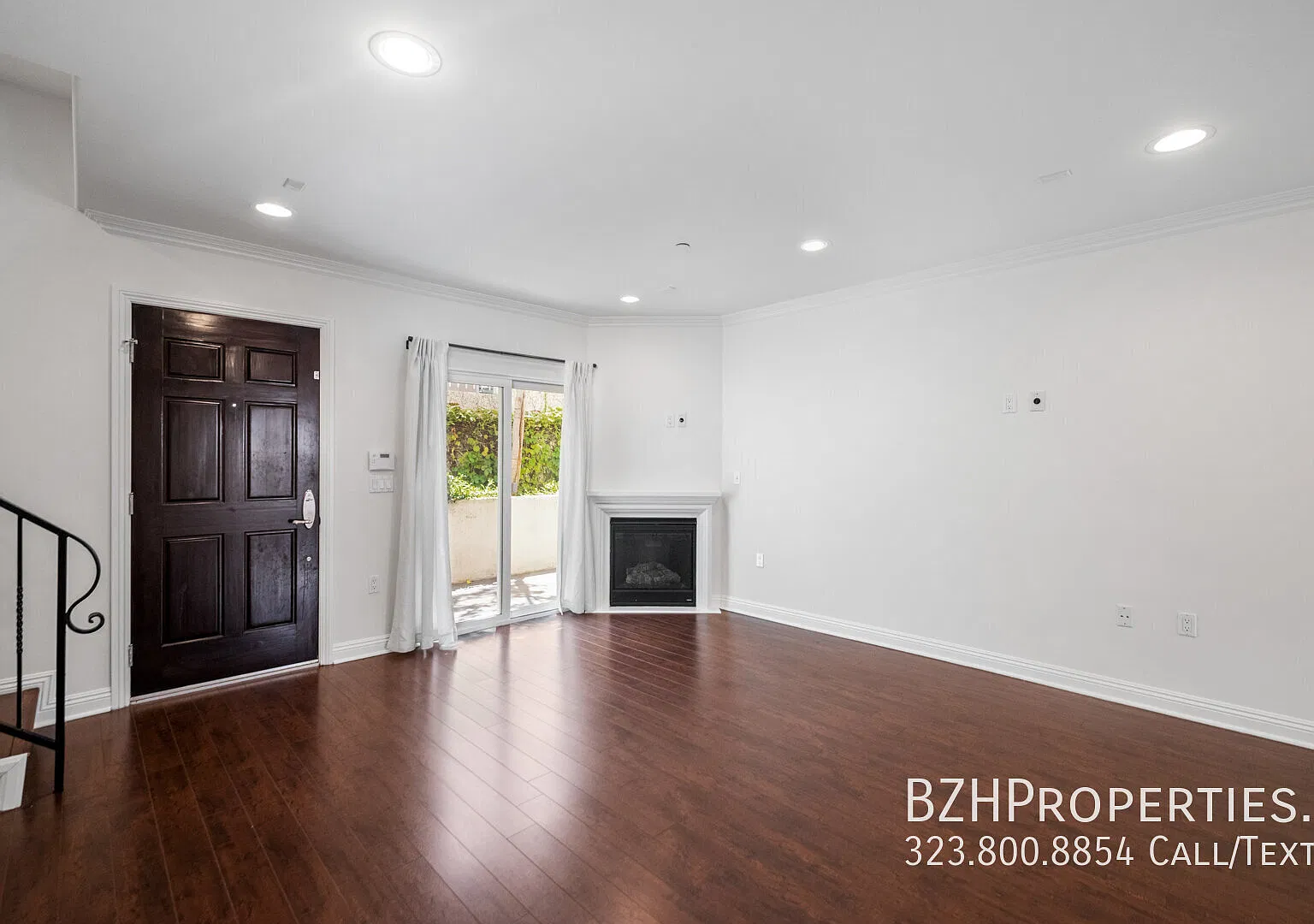 3 Bedroom Townhome with Central A/C, In-unit Laundry and Parking Included — Photo 4