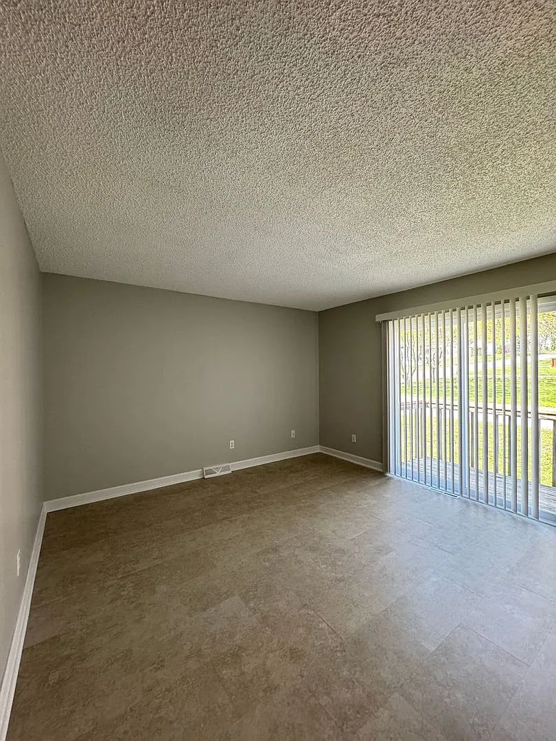 2 Bed Duplex with Bonus Room & Garage — Photo 2