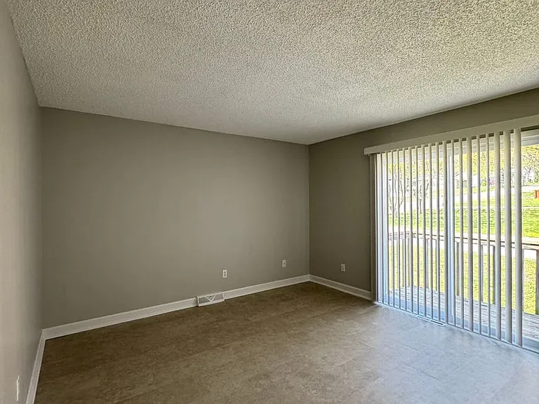 1104 E South Ave — Photo 2