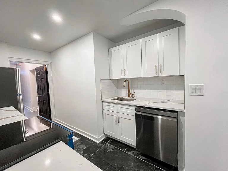 208 Warren St — Photo 10