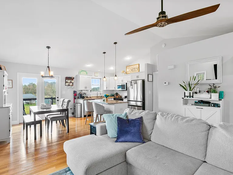 101 Clayton Dr — Photo 3
