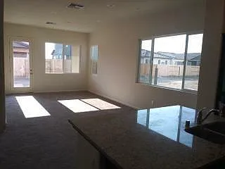 4 bed, 1617 sqft, $2,295 — Photo 4