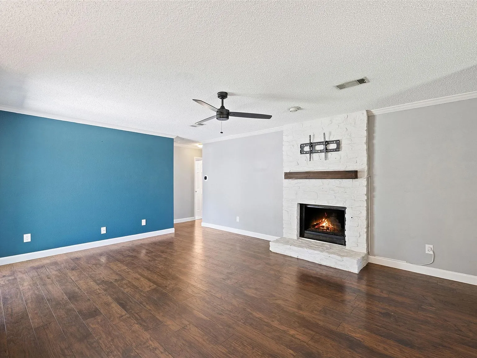 3 bed, 2.0 bath, 1361 sqft, $2,400 — Photo 4