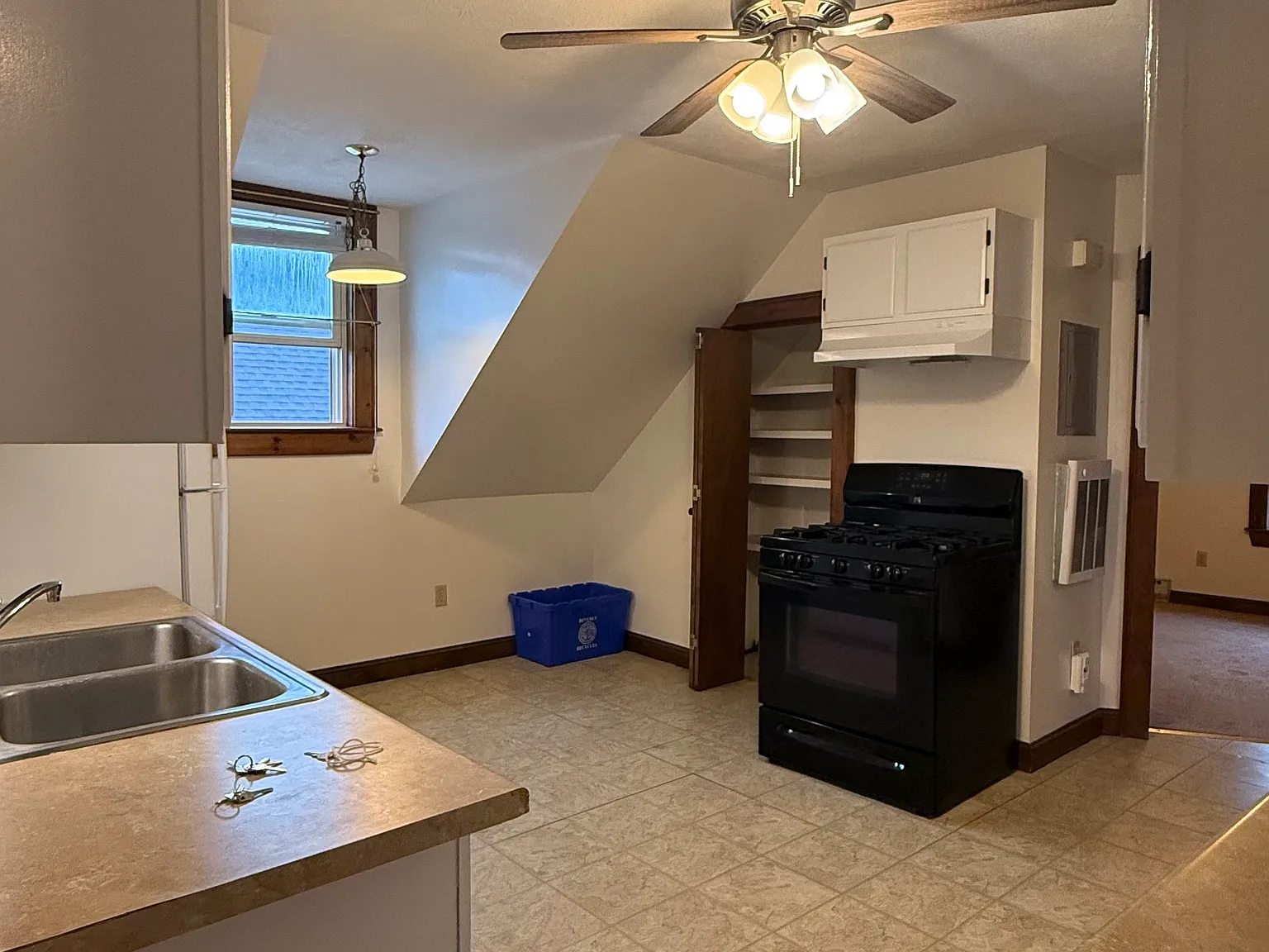2 bed, 880 sqft, $2,400 — Photo 2