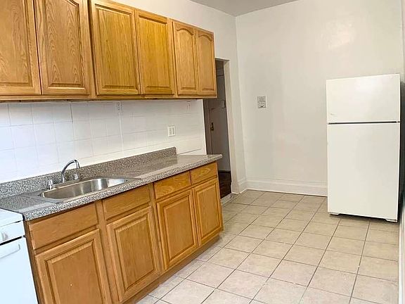 3rd image of 576 Parkside Ave #B8