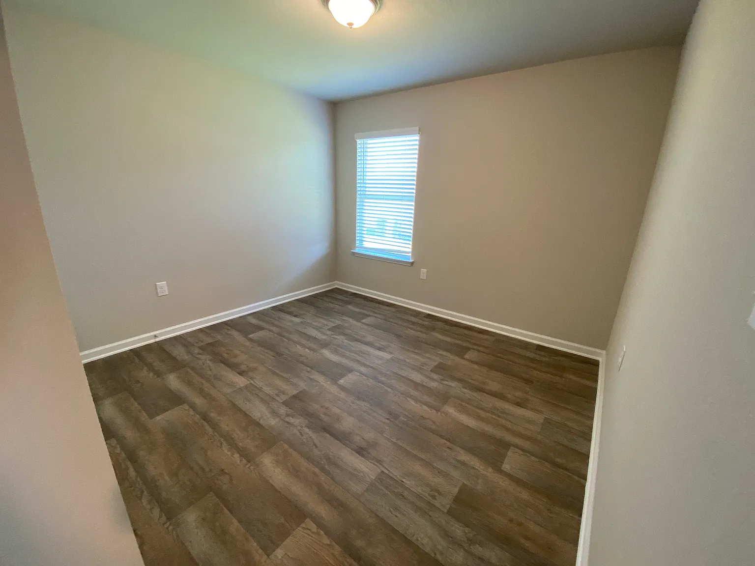 Available Now!! 4 Bed / 2 Bath In Winged Foot Subdivision! — Photo 3