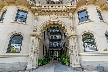 418 Central Park West