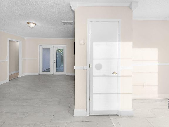 4th image of 2652 Iroquois Avenue