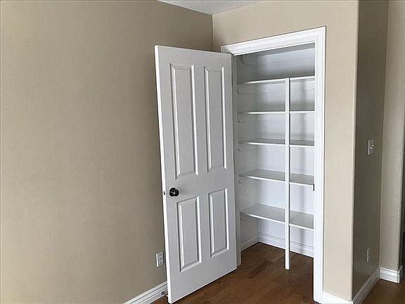 5th image of 570 Sycamore Cir