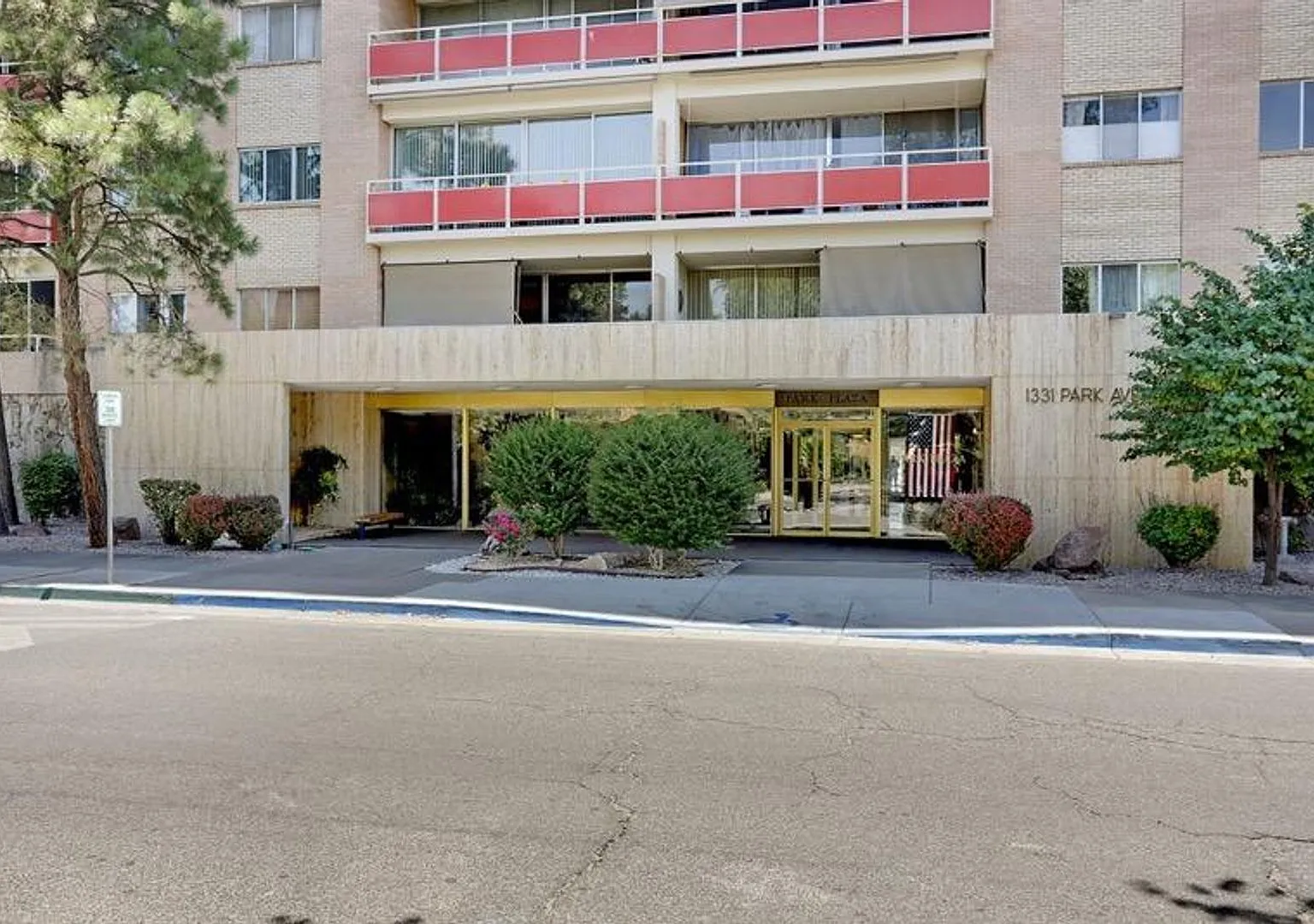 Luxury Park Plaza 1 Bedroom Condo 892sf - Utilities Included — Photo 4