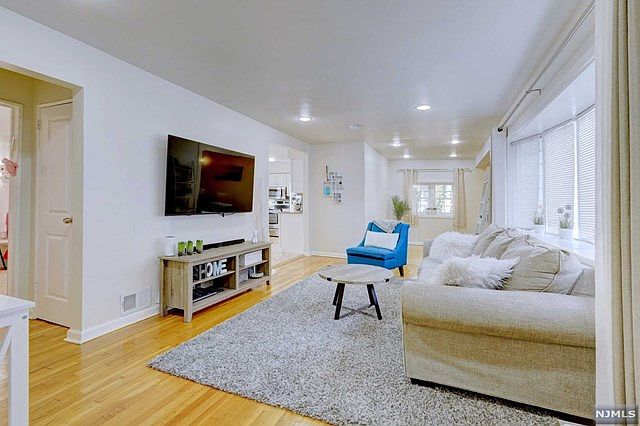 1st image of 22 Harlow Cres