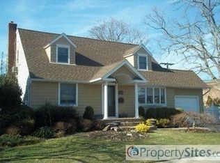 32 Hart St, Farmingdale, NY 11735