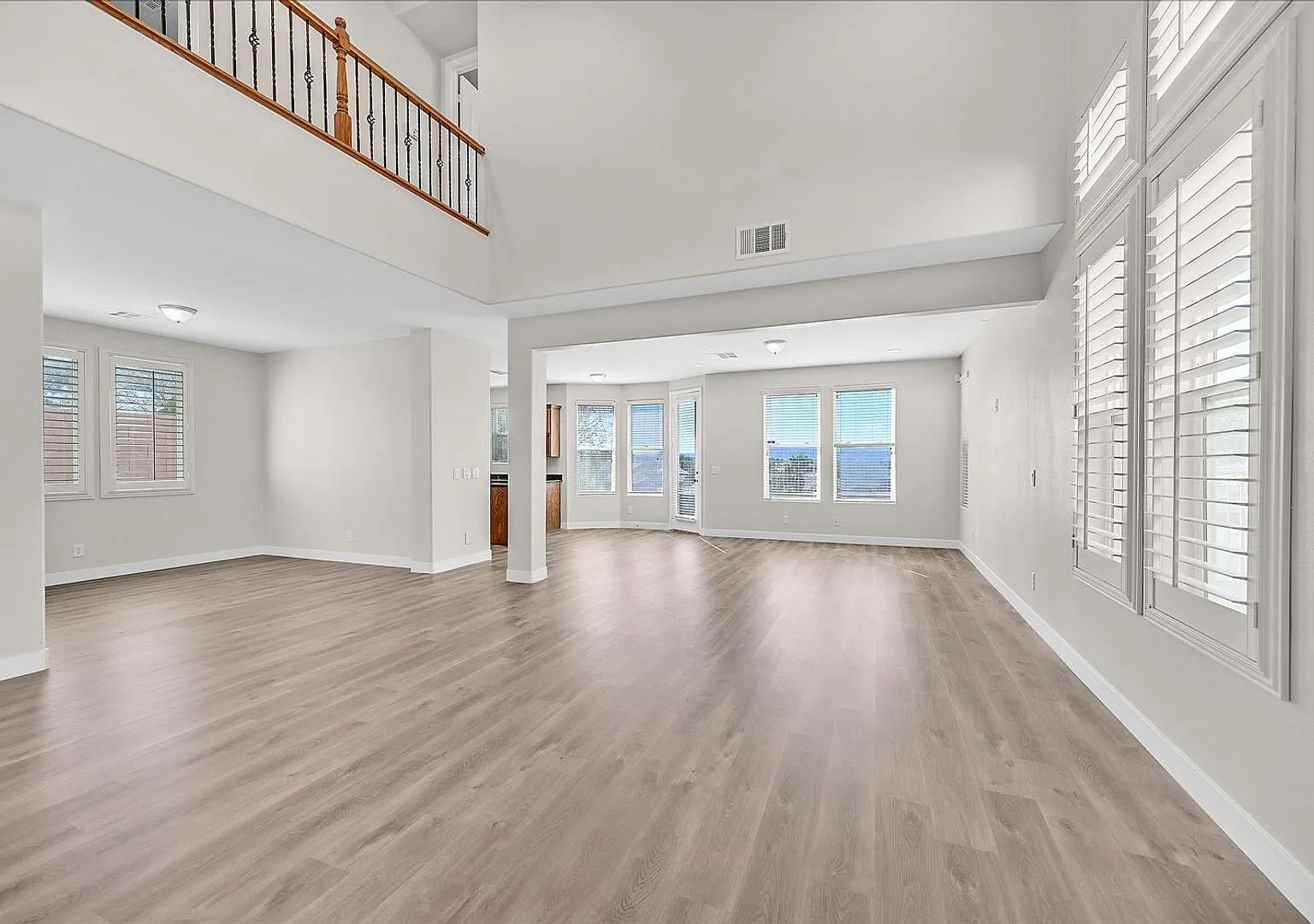 Spacious 2 story, 4 bedroom + office home in MacDonald Ranch. — Photo 3