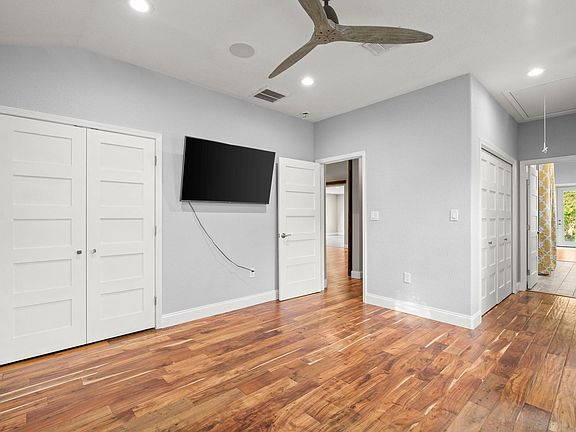 3rd image of 10204 Oak Grove Cir