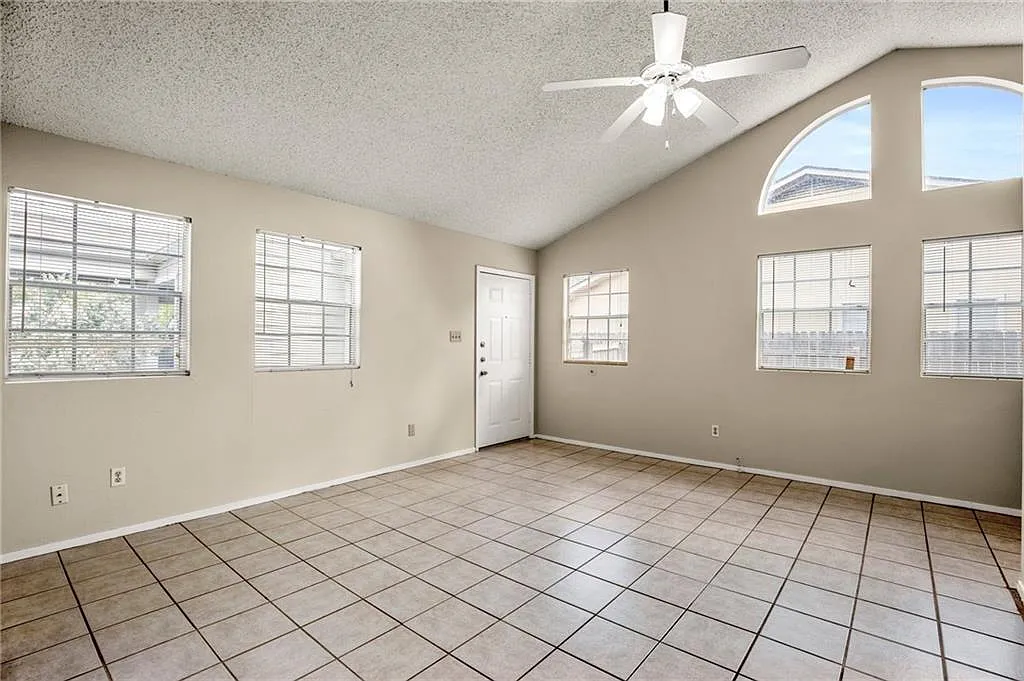3 bed, 1900 sqft, $1,595 — Photo 4