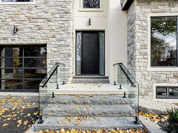 3rd image of 19 Donalda Cres