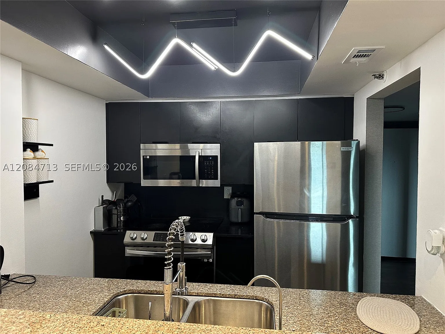 850 N Miami Ave — Photo 3