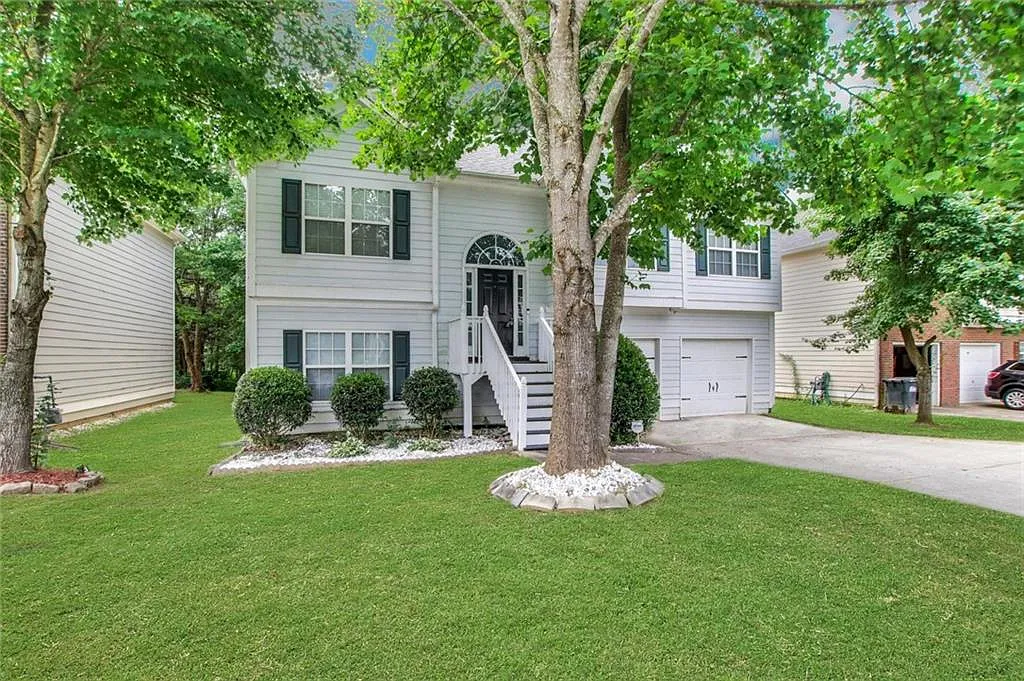 4 bed, 3.0 bath, 2202 sqft, $2,495 — Photo 2