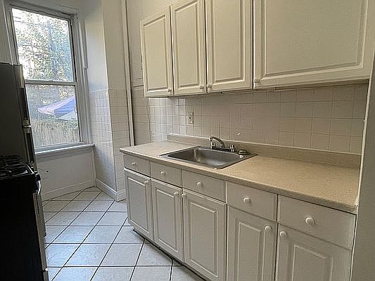 5th image of 842 Hart St APT 1L