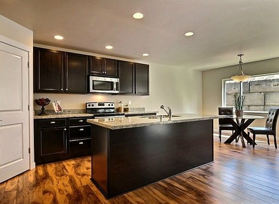 3rd image of 791 Courage Ct SE