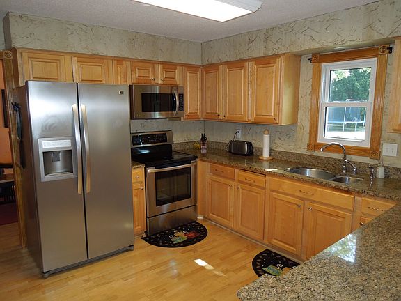 Open kitchen / granite & SS