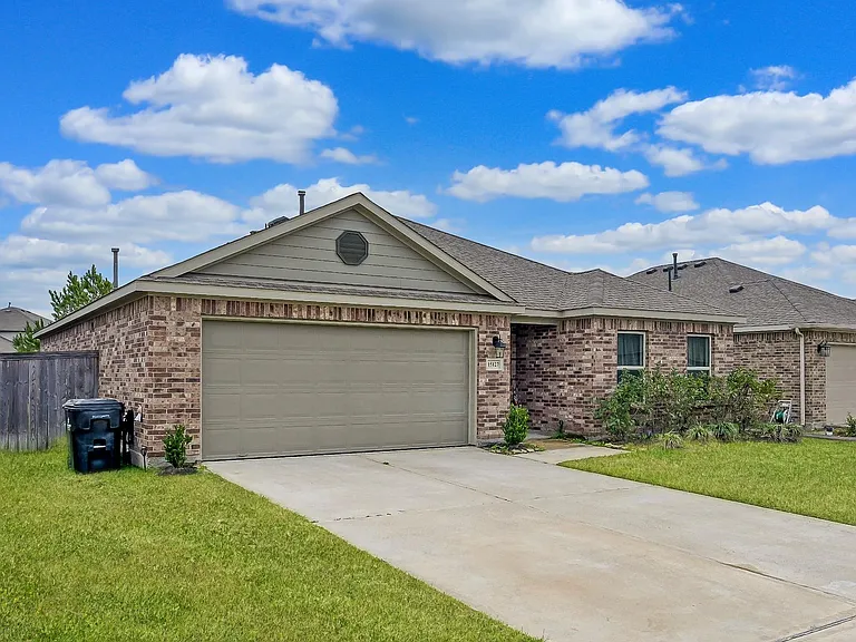 15127 Willow Tree Ln — Photo 3