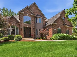 632 Waters Edge Dr, South Elgin, IL 60177