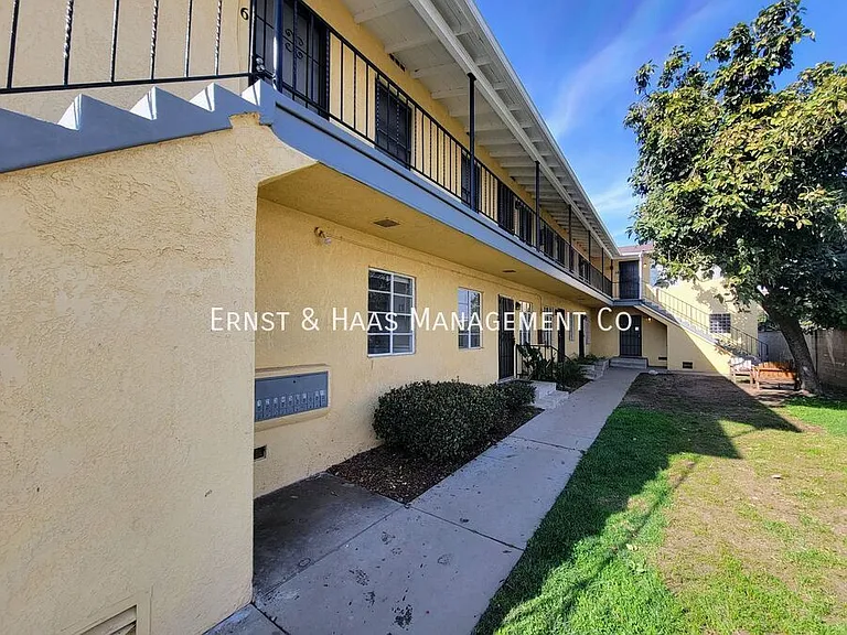 1027 E 7th St #1 — Photo 1