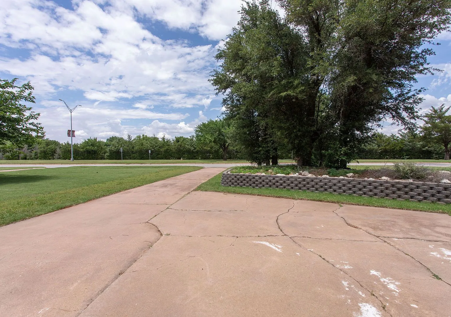 Updated 3BR/3BA, 2,300+ sq ft home !! — Photo 2