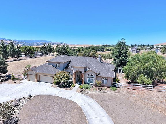 3rd image of 800 Meadow Ct