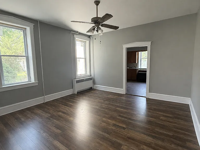 439 W High St — Photo 3
