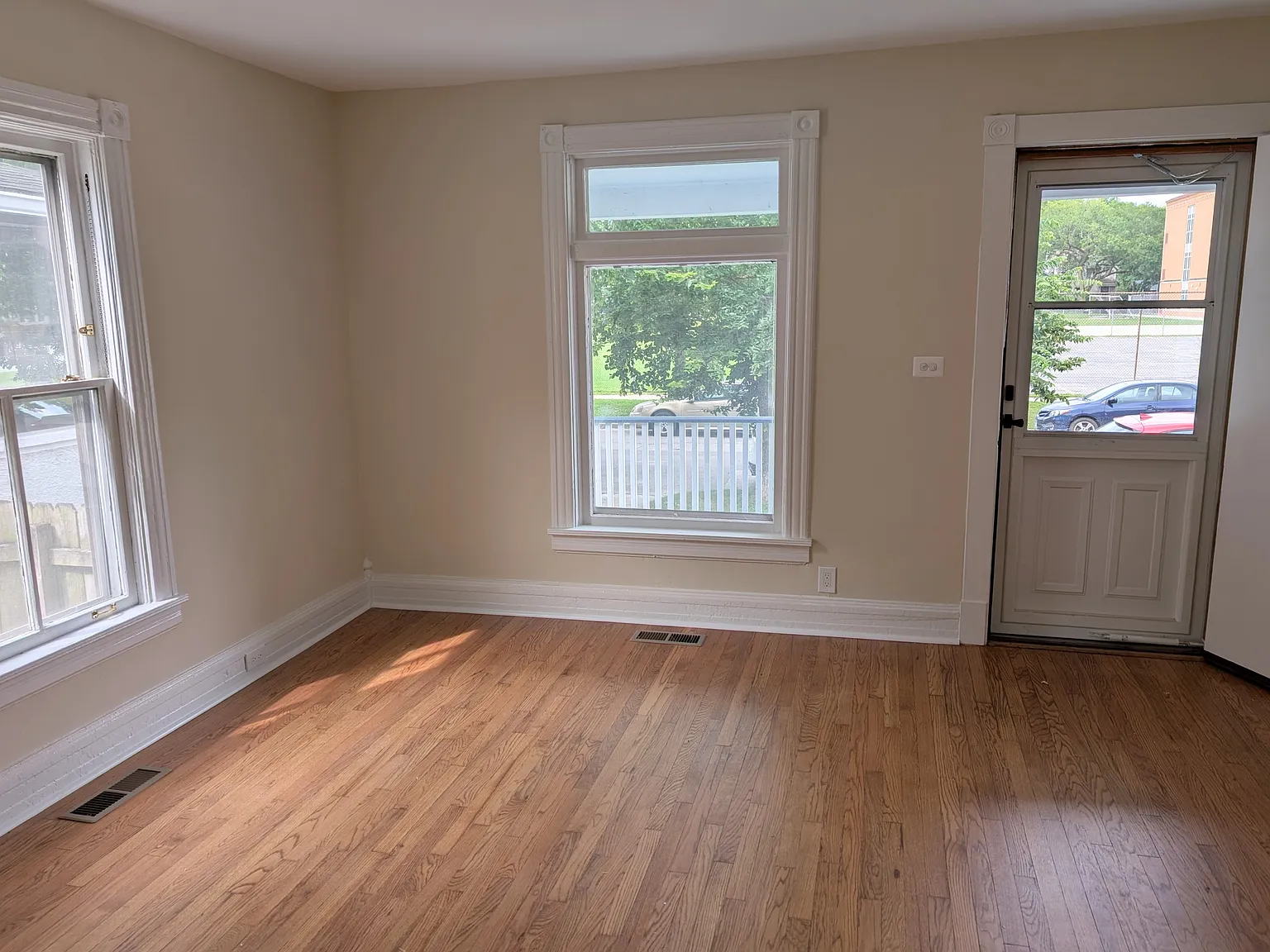 2 bed, 1.0 bath, $3,400 — Photo 2