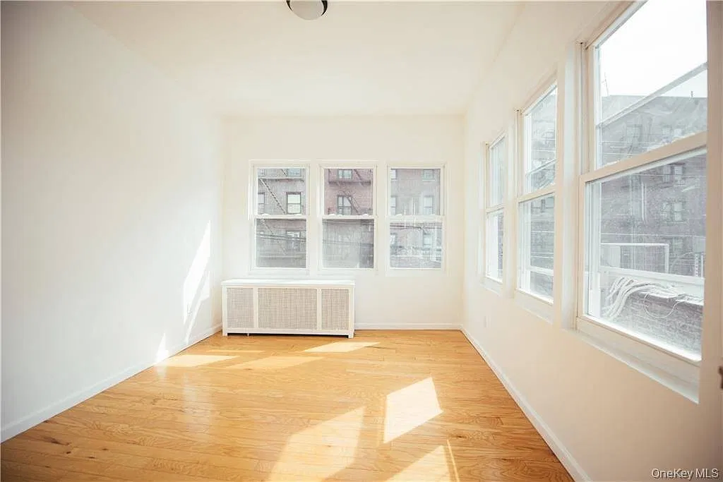 2 bed, 1.0 bath, 700 sqft, $2,996 — Photo 2