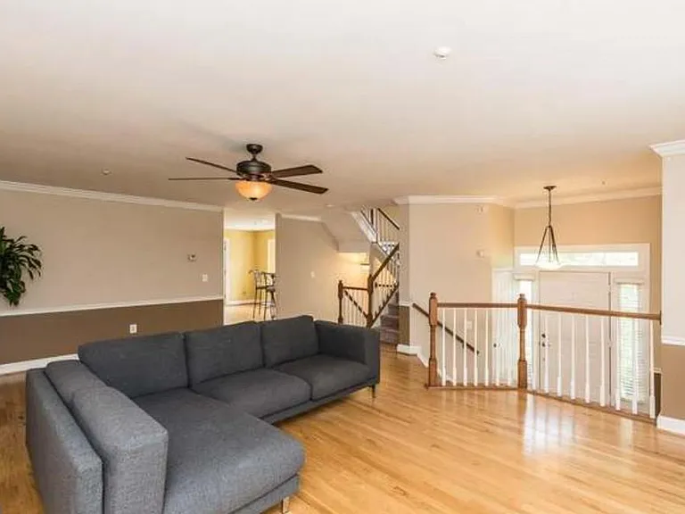 9514 Georgian Way — Photo 3