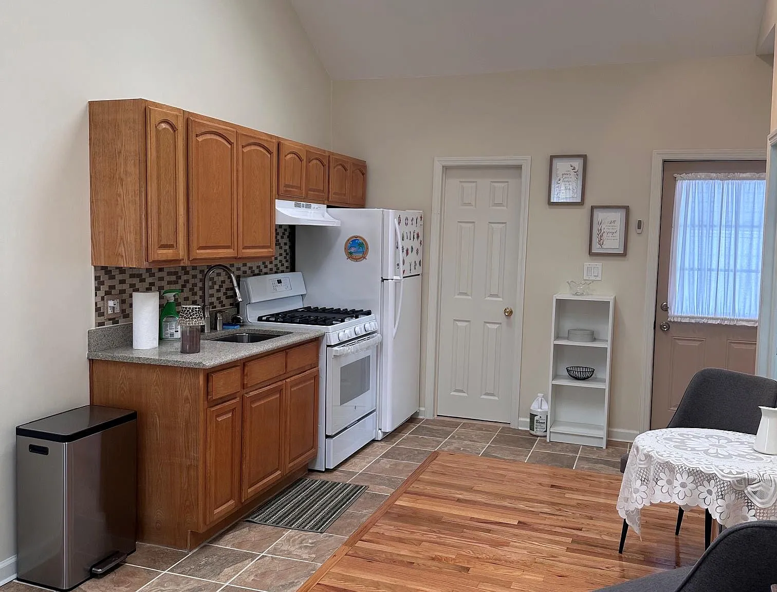 2 bed, 1.0 bath, 688 sqft, $2,850 — Photo 2