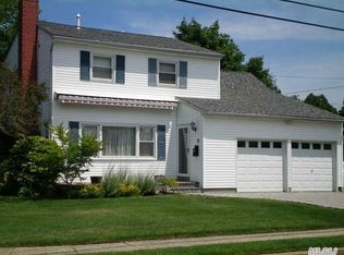 17 Guilford Park Dr, West Babylon, NY 11704
