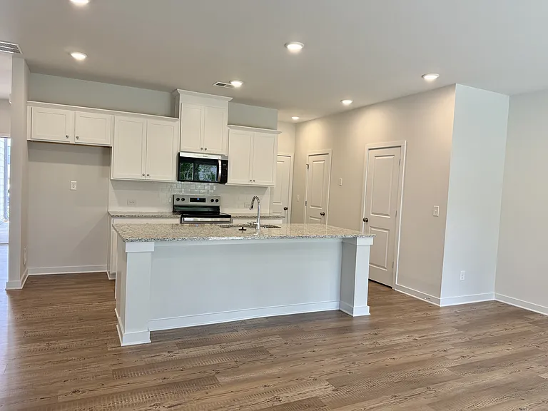 1004 Sutherland Ln #1 — Photo 3
