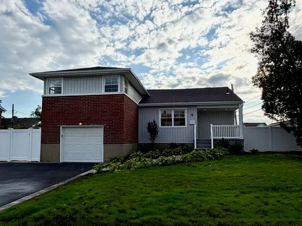 9 N Walnut Place, Massapequa, NY 11758
